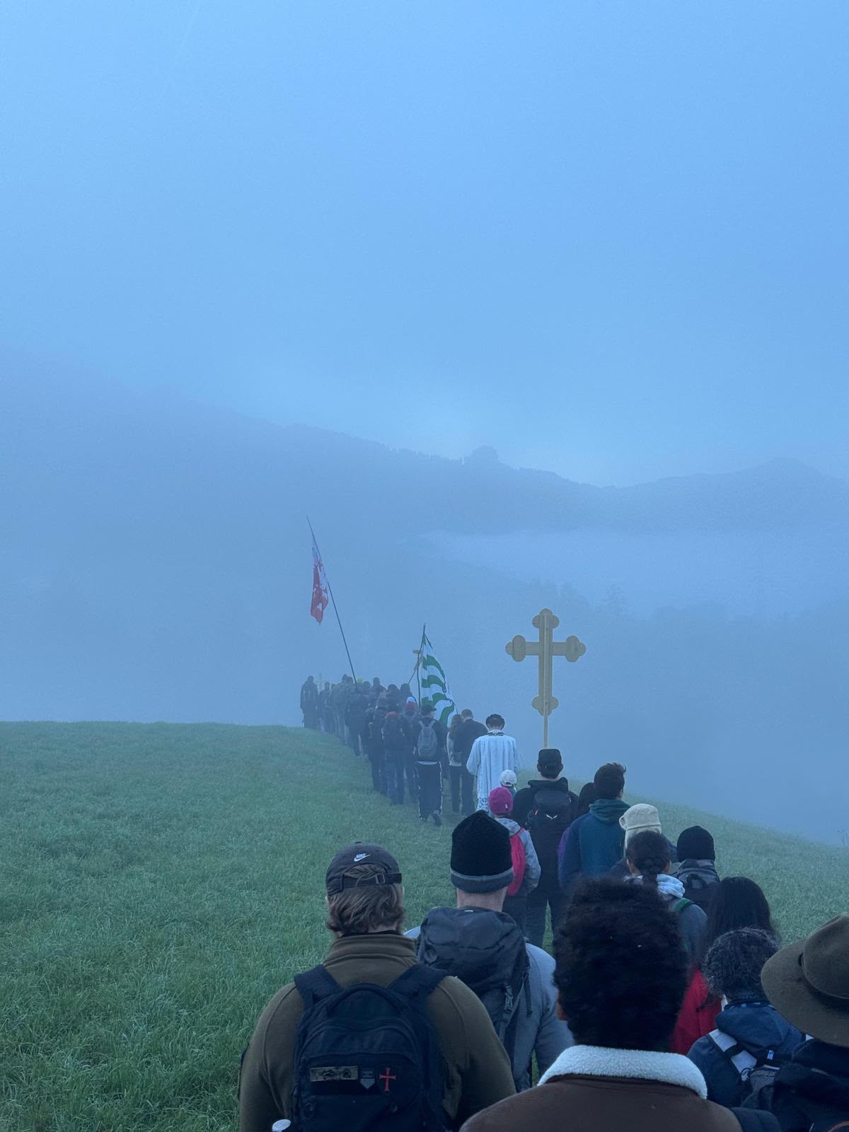 Colonne de pèlerins dans la brume du matin